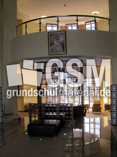 305 Hotelhalle mit Bild des Sultans Qaboos.JPG